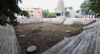 மழை பொழிந்தபோதிலும், இந்த கோவிலின் குளம் வறண்டு கிடக்கிறது.