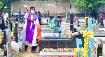 கல்லறை திருநாளன்று கல்லறைக்கு செல்ல அரசு அனுமதி வழங்கியதையடுத்து கல்லறைக்கு சென்று வழிபாடு நடத்திய மக்கள்
