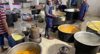 மழையால் கடுமையாக பாதிக்கப்பட்ட மக்களுக்கு சமுதாய நல கூடங்களில் உணவு சமைக்கப்பட்டு வழங்கப்படுகிறது.