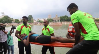 மக்களின் மழைக்கால அவசர அழைப்புகளுக்கு எவ்வளவு தயாராக இருக்க வேண்டும் என்பதைக் காட்ட தீயணைப்புத் துறையினர் டெமோக்களை கோவில் குளத்தில் செய்துகாட்டினர்.