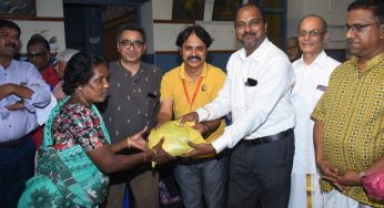 தமிழ்நாடு பிராமின் அசோஸியேஷன் தீபாவளிக்கு ஏழைகளுக்கு ஆடைகளை வழங்கினர்.