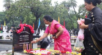 ஆத்மாக்கள் தினம்: இறந்தவர்களை நினைவுகூர கல்லறைகளுக்குச் சென்ற குடும்பங்கள்