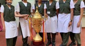 பள்ளிகளுக்கான நீச்சல் போட்டியில் சாம்பியன்ஷிப்பை பெற்ற வித்யா மந்திர் பெண்கள் நீச்சல் அணி.