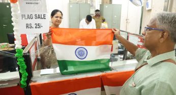 மயிலாப்பூர் தபால் நிலையத்தில் தேசியக் கொடி விற்பனை நடைபெறுகிறது.