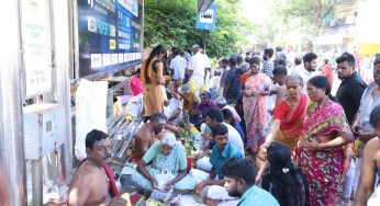 மஹாளய அமாவாசையை முன்னிட்டு பூஜைகள் செய்ய கோயில் குளத்தைச் சுற்றிலும் அலைமோதும் கூட்டம்.