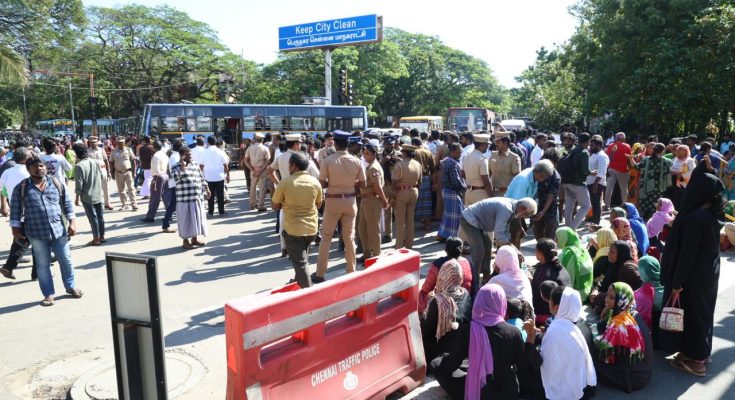 Seashore colony protestors hold up peak hour traffic in Pattinapakkam